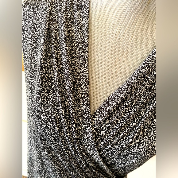 WHITE HOUSE BLACK MARKET WOMEN BLACK & WHITE SLEEVELESS WRAP TOP SIZE SMALL EUC - Picture 2 of 11